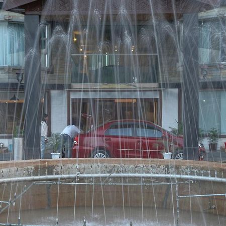 Hotel The Chinar Srinagar Exterior foto