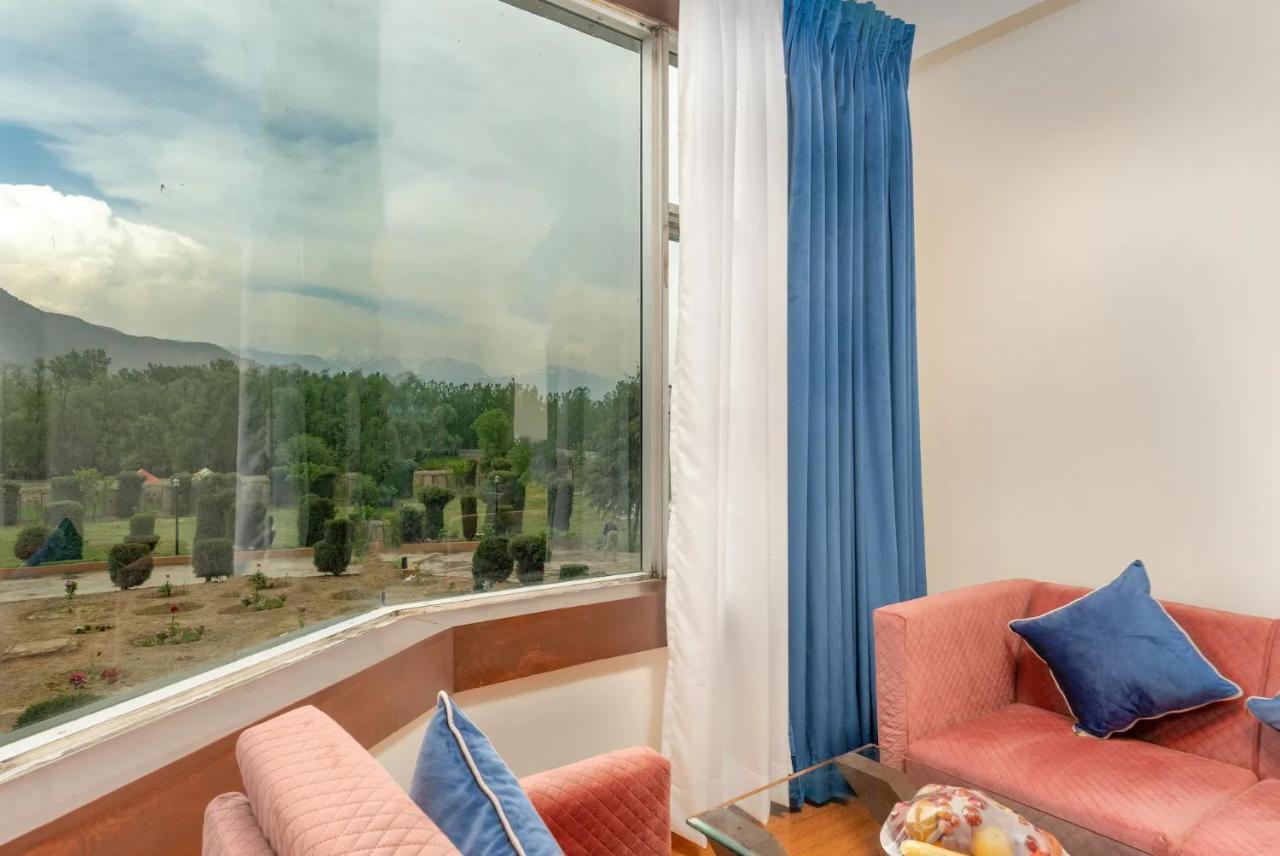 Hotel The Chinar Srinagar Exterior foto